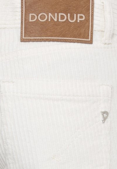 Tasca dei pantaloni di corduroy bianco con una toppa in pelle etichettata "DONDUP" e un piccolo logo metallico "D" nell'angolo della tasca.
