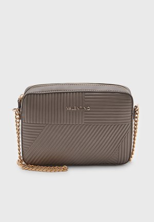 Borsa a tracolla grigia trapuntata con catena dorata, caratterizzata da motivi a righe verticali e diagonali e logo impresso. Chiusura con zip.