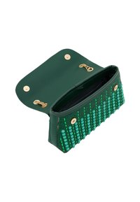 Grüne Clutch-Tasche mit strukturiertem Äußeren und Perlenverzierungen. Akzente aus goldfarbenem Metall und ein Druckknopfverschluss. Das Innere ist schwarz.