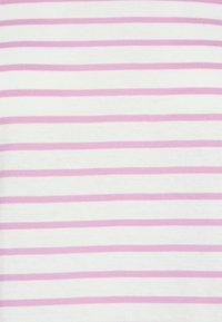 Tecido branco com riscas horizontais alternadas em rosa claro. O material parece suave e elástico, com uma textura lisa.