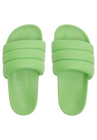 Chanclas de goma verdes con tres correas gruesas en la parte superior. Textura suave, suela plana y diseño de punta redondeada.