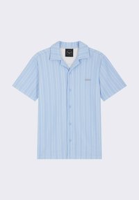 Camicia a maniche corte di colore azzurro chiaro con righe bianche verticali, chiusura a bottoni e colletto a scossa. Presenta un accento logo sottile.