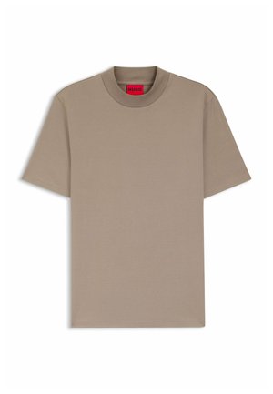 Beige lyhythihainen T-paita, jossa pyöreä pääntie ja punainen HUGO-logotunniste kauluksen sisäpuolella, näytettynä tasaisena valkoisella taustalla.