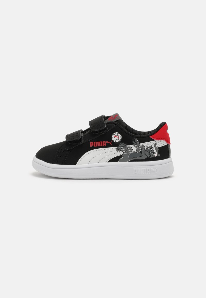 Baskets Puma noir et blanc avec des accents rouges, deux bandes velcro et un panda dessin animé avec un ballon de football sur le côté.