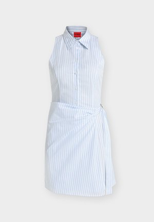 Αμάνικο φόρεμα πουκάμισο σε ανοιχτό μπλε και άσπρες ρίγες με γιακά, κουμπιά μπροστά και λεπτομέρεια τύπου ντραπέ με πλάγιο κλείσιμο με αγκράφα.