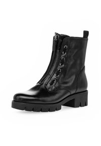 Zwarte leren enkelboots met een zijrits, ronde neus, chunky hak en metalen oogjes voor veters, met een soepele textuur en slank ontwerp.