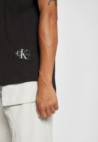 Calvin Klein Jeans BADGE TURN UP SLEEVE - T-shirts print - black