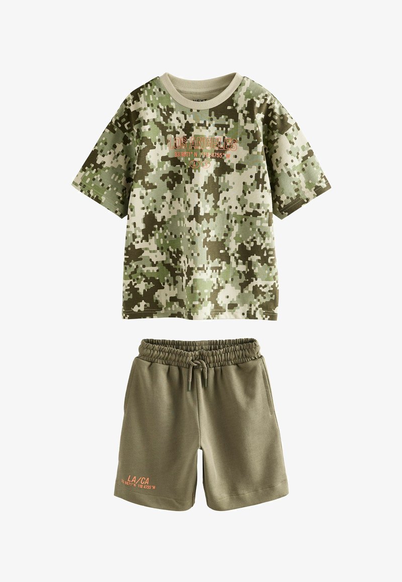 Digital getarnte T-Shirt mit kurzen Ärmeln und dem Schriftzug Los Angeles sowie einfarbige olivgrüne Shorts mit Kordelzug und dem Schriftzug LA/CA.