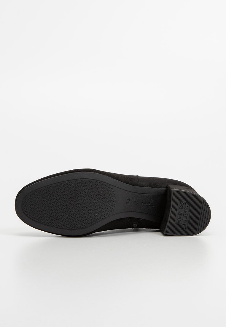 Semelle de chaussure en suède noir avec une adhérence en caoutchouc texturé. Présente un design élégant et plat avec un bout arrondi. Taille marquée comme 36.