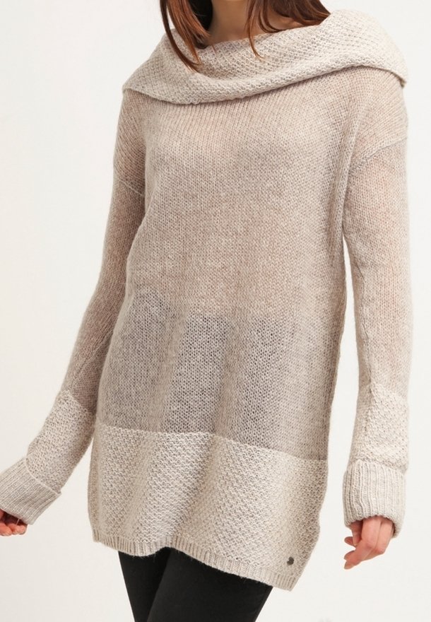 Pull en tricot avec un col roulé et un mélange de teintes beige. Corps texturé, manches longues et poignets côtelés. Détail de logo subtil.