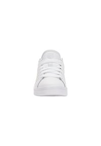 Sneaker bianco con tomaia in sintetico liscia, punta rotonda, lacci piatti e suola in gomma texturizzata. Presenta un logo sulla linguetta.