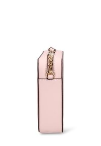 Borsa in ecopelle rosa con forma rettangolare, dettaglio cerniera a catena dorata e bordatura scura. Texture liscia e design minimalista.