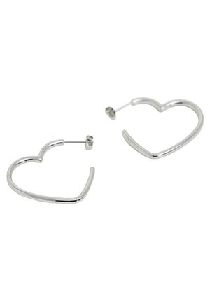 Boucles d'oreilles créoles en forme de cœur en métal argenté avec fermoirs à tige, sur fond blanc.