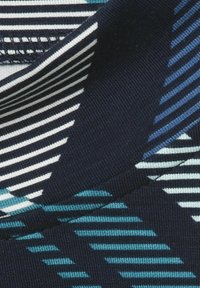 Blau- und weiß gestreifter Stoff mit einer Mischung aus geometrischen Mustern und Texturen. Die Streifen variieren in der Breite und heben sich von einem dunklen Marinehintergrund ab.