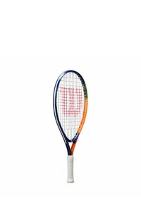Wilson tennisracket met een blauw en oranje frame, witte grip en rood logo. Beschikt over een standaard snaarpatroon en een ovale kopvorm.