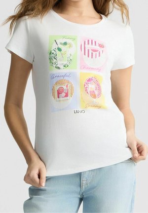 Biały t-shirt z krótkim rękawem, ozdobiony kolorowym nadrukiem graficznym podzielonym na cztery sekcje, z każdą przedstawiającą różne ilustracje napojów i tekst.