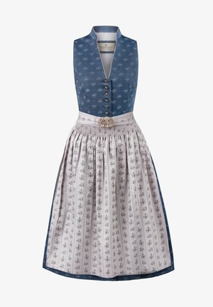 Traditionelles Kleid mit einem blauen Oberteil, das Blumendrucke, silberne Knöpfe und einen plissierten, hellen Rock mit floralen Mustern aufweist. Silberne Gürtelbünel.