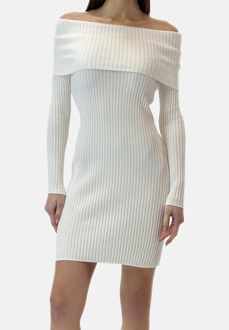Robe blanche côtelée à épaules dénudées. Manches longues et silhouette ajustée mettent en valeur la texture et l'élasticité du tissu. Longueur courte.