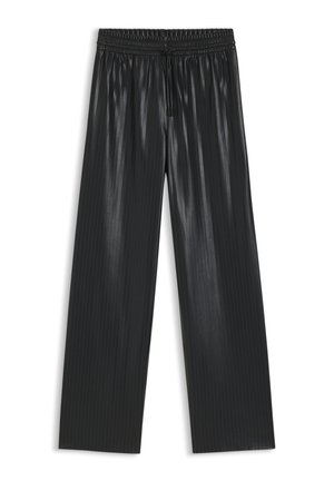 Sorte plisete bukser laget av blankt materiale; har en elastisk midje med snor for justering og komfort.
