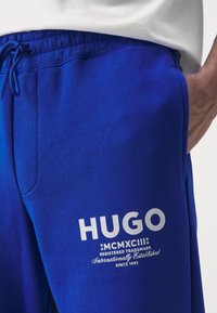 HUGO Träningsbyxor - blue