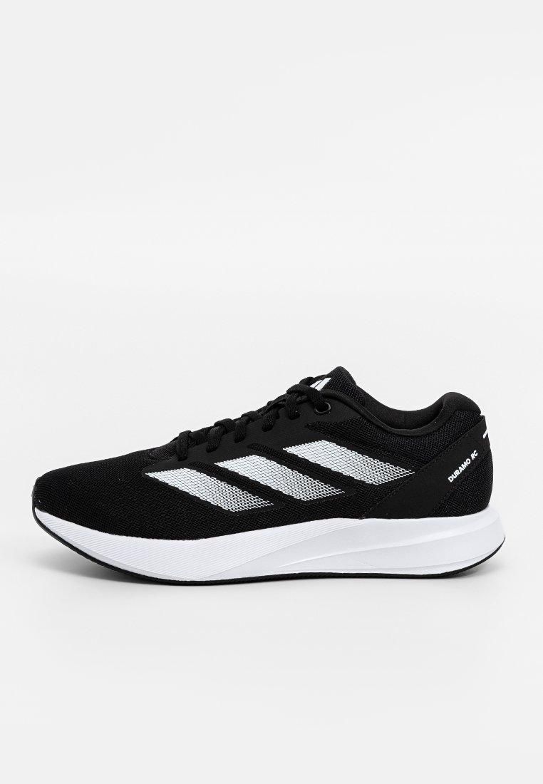 Schwarzer Sportschuh mit einem Obermaterial aus Mesh, der drei weiße Streifen, eine strukturierte Zwischensohle und eine Gummisohle aufweist. Leichtes Design.