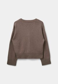 Hnedý pletený sveter s krátkym dizajnom, rebrovaným lemom a manžetami, okrúhlym výstrihom a textúrou, ktorá vyzerá mäkko a teplo.