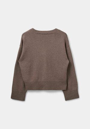 Bruine gebreide trui met een cropped ontwerp, geribde onderrand en manchetten, ronde halslijn en een textuur die zacht en warm aanvoelt.