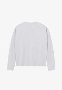 Hele halli pikkade varrukatega särk ribadega tekstuuriga, ümmargune kaelus ja laiad mansetid, nähtud tagantpoolt valgel taustal.