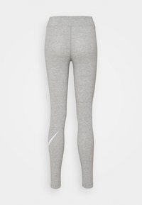 Leggings atletici grigi con una texture liscia, vita alta e un piccolo logo bianco accentato sulla parte bassa della gamba. Progettati per elasticità e comfort.