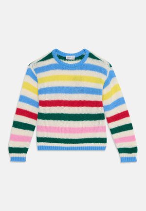 Pull en maille à manches longues avec des rayures horizontales bleu, jaune, rouge, vert, blanc et rose sur fond blanc.