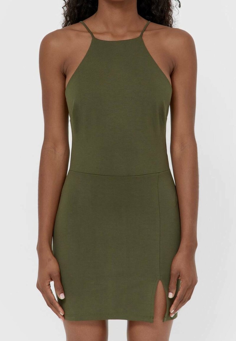 Olivgrünes Halskettenkleid aus weichem Stoff, mit taillierter Passform, leichtem seitlichen Schlitz und dünnen Trägern für einen minimalistischen Look.