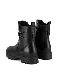 Melni ādas potītes zābaki ar masīvu zoli, sānu rāvējslēdzēju un metāla sprādzi. Iespējas ietver gludu tekstūru un elegantu dizainu.