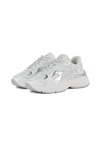 Zapatillas blancas con parte superior de malla y sintético, que presentan acentos plateados y una suela gruesa con un patrón texturizado y punta redondeada.