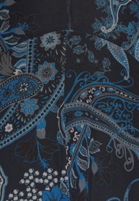 Tela negra con intrincados patrones florales y de cachemira en azul y gris, con una apariencia texturizada y un diseño detallado en toda la superficie.