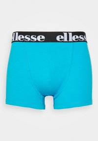 Zils kokvilnas bokseršortus ar melnu elastīgu jostasvietu, kas rotāta ar baltu "ellesse" zīmolu. Gluda tekstūra, vidēja garuma līdz augšstilbiem un pieguļošs dizains.