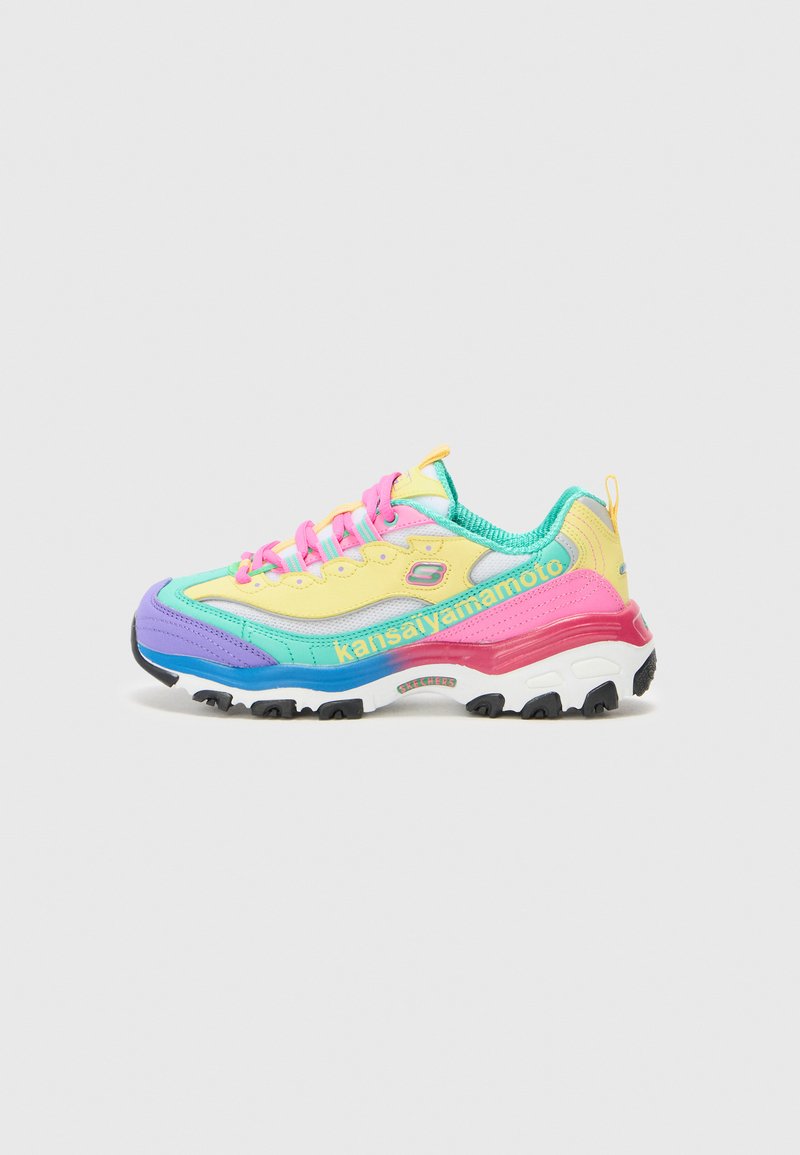 Färgglad sneaker med en blandning av rosa, gul, turkos och lila. Tillverkad av syntetiska material med en kraftig sula och framträdande varumärke.