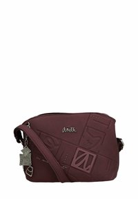 Bolso cruzado texturizado en burdeos, hecho de material sintético, con un diseño en relieve, acentos metálicos y correa ajustable.
