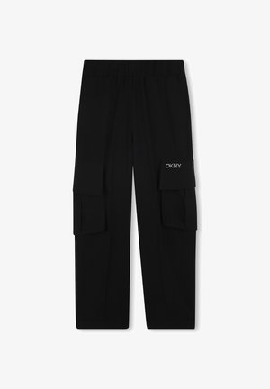 Zwarte cargo broek met elastische tailleband, twee grote zijzakken en geborduurd "DKNY" logo op de bovenkant van de linkerzak.