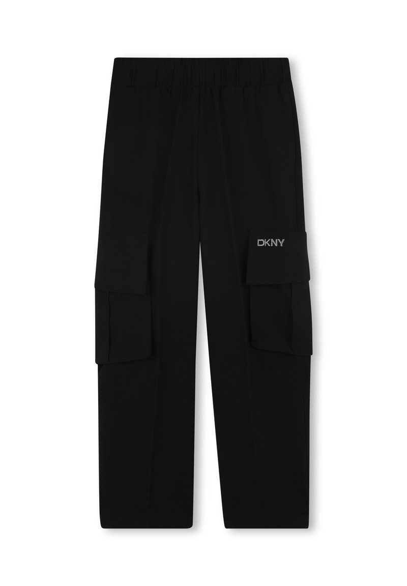 Zwarte cargo broek met elastische tailleband, twee grote zijzakken en geborduurd "DKNY" logo op de bovenkant van de linkerzak.