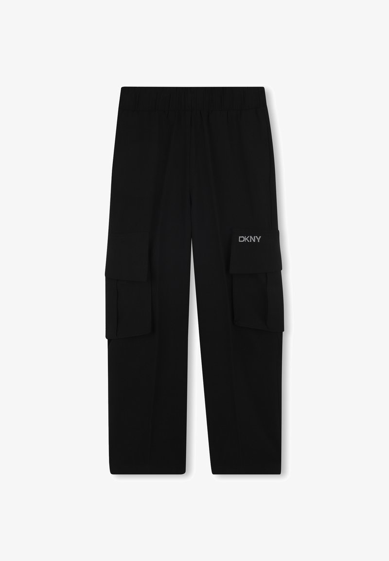 Zwarte cargo broek met elastische tailleband, twee grote zijzakken en geborduurd "DKNY" logo op de bovenkant van de linkerzak.