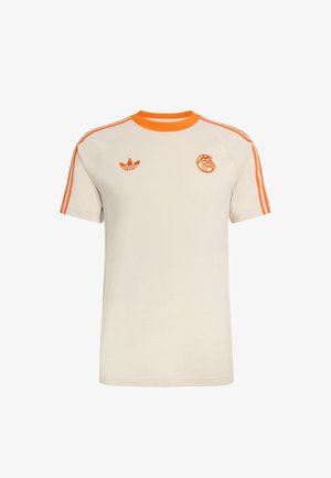 Maglietta sportiva bianca a maniche corte con scollo rotondo arancione, strisce arancioni sulle maniche e due loghi ricamati arancioni sul petto.