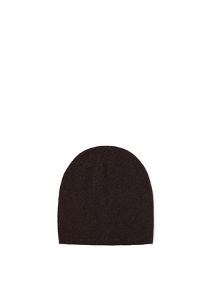 Bonnet en maille brun foncé avec un design simple posé à plat sur un fond blanc.