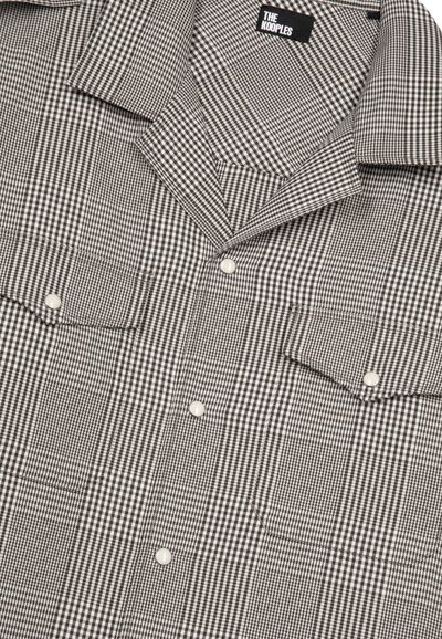 Camicia a quadri bianca e nera con colletto alla francese, due tasche anteriori e bottoni bianchi, caratterizzata da un tessuto testurizzato.
