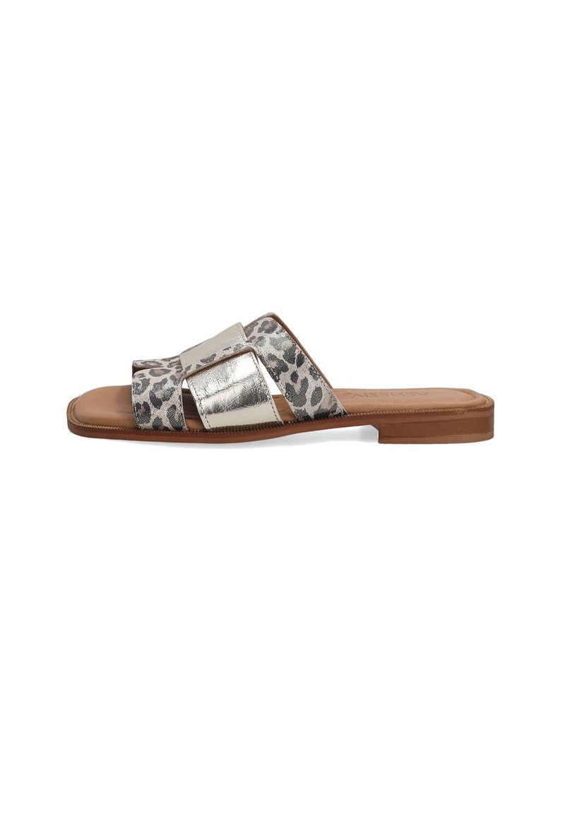 Luipaardprint slide-sandalen met metallic gouden accenten, platte bruine zool en dubbele brede banden versierd met een mix van texturen.