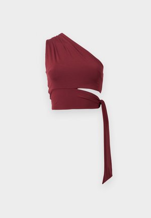 Asymetryczny bordo top wykonany z miękkiego materiału, z fasonem kopertowym i wiązanym elementem oraz wycięciem po boku. Gładka tekstura.