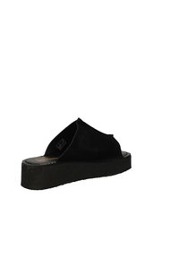 Sandalo scivolato in suede nero con una larga fascetta superiore, plantare imbottito e una suola piatta spessa e testurizzata.