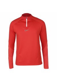 Rotes langärmliges Sportshirt aus glattem Stoff, mit einem halben Reißverschluss, schwarzem Nike-Logo auf der Brust und strukturierten Musterelementen an den Ärmeln.