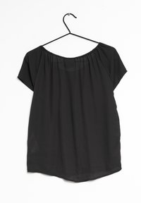 Schwarze, kurzärmelige Bluse mit Off-Shoulder-Ausschnitt, aus leichtem Stoff gefertigt. Hat einen lockeren Schnitt und einen geschwungenen Saum.