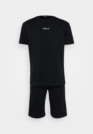 T-shirt nera in cotone a maniche corte con pantaloni corti abbinati, caratterizzata dal logo "REPLAY" in bianco, con un design semplice e una vestibilità comoda.