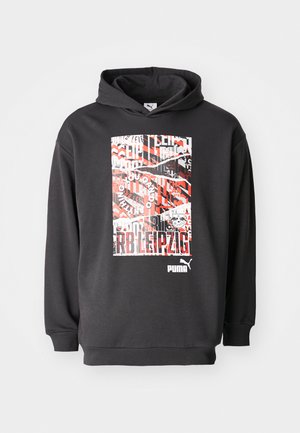 Crna majica s kapuljačom s grafičkim printom koji sadrži crveni i bijeli tekst i uzorke; mekani materijal, rebrasti rukavi i porub.